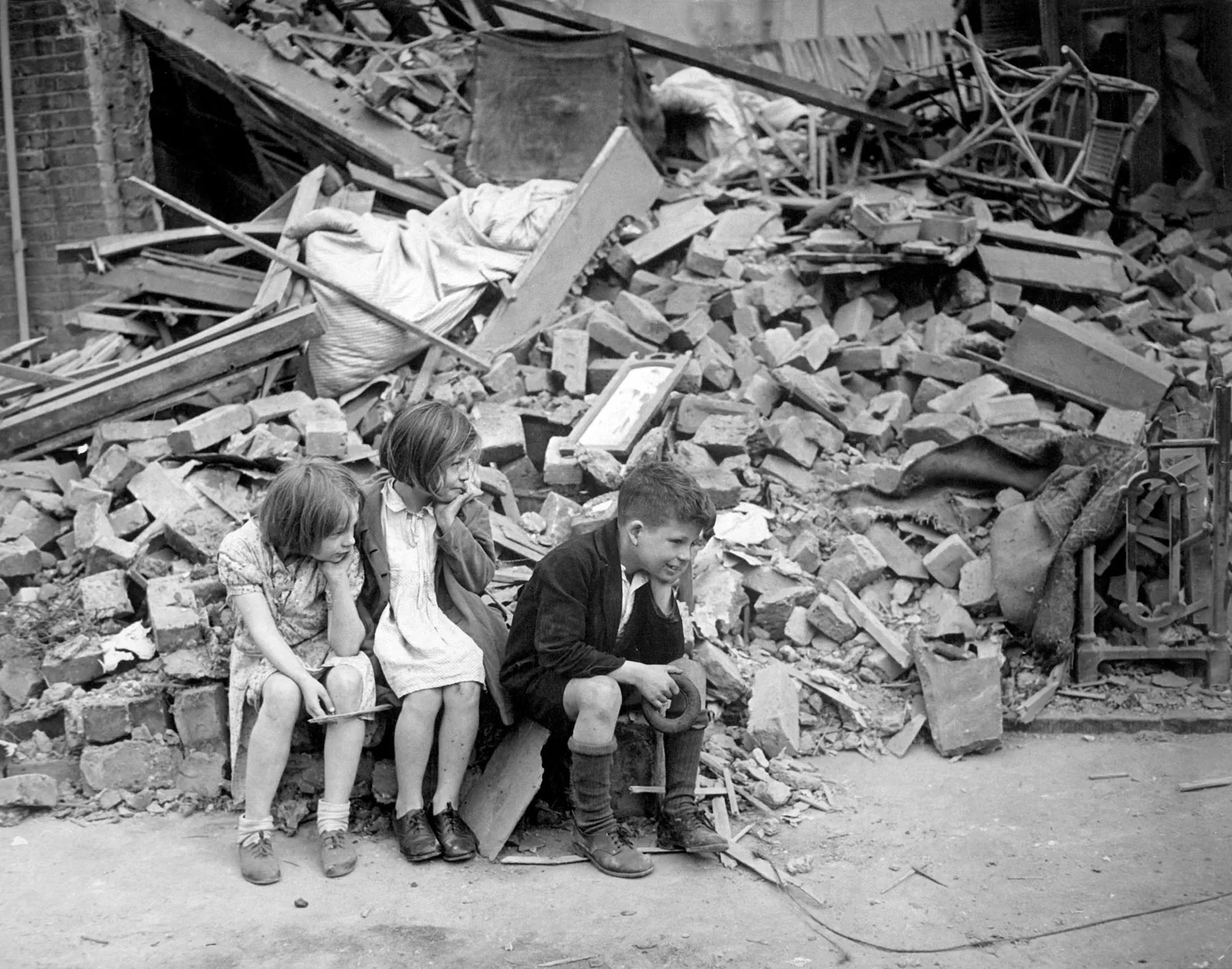 Children-remains-home-London-suburbs-1940